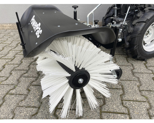 Kehrmaschine Anbaugerät mit weissen Borsten