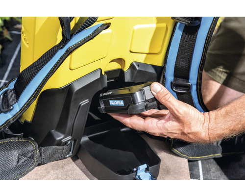 Akku wird in ein Gloria-Rückensprühgerät eingesetzt