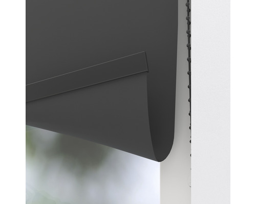 Detailansicht eines schwarzen Rollos