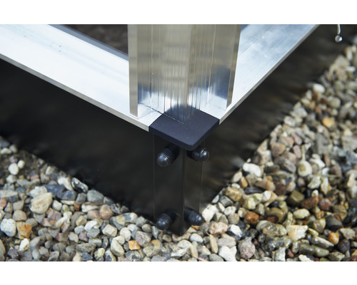 Detailaufnahme eines Terrassendielen-Unterbaus aus Aluminium mit Eckverbinder