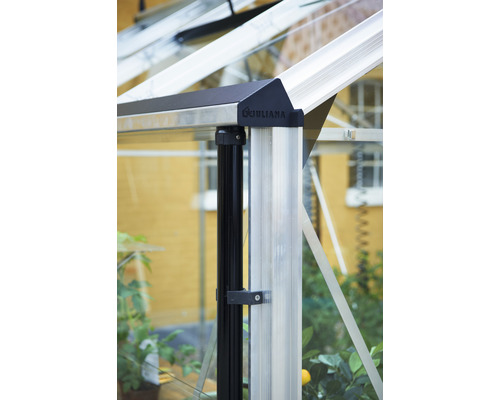 Detailansicht eines Juliana Gewächshauses mit Aluminiumrahmen und Juliana Logo.