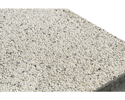 Nahaufnahme eines Betonpflastersteins mit Kieseloberfläche
