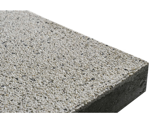 Nahaufnahme eines Betonpflastersteins mit strukturierter Oberfläche