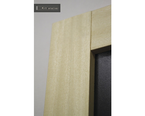 Detailansicht einer Innentür mit Holzrahmen