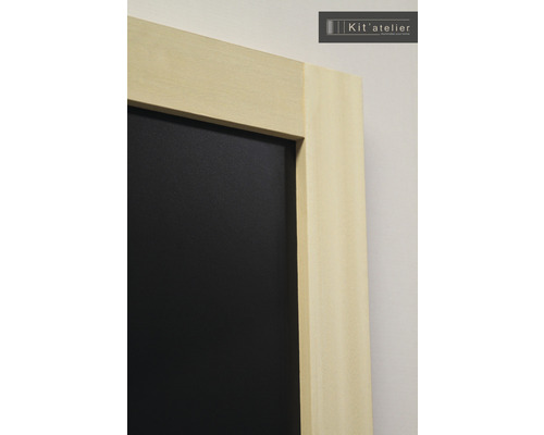 Detailansicht einer Tür mit hellem Holzrahmen und schwarzer Füllung