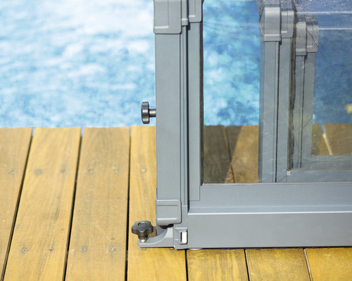 Detailansicht einer Poolüberdachung mit Holzterrasse