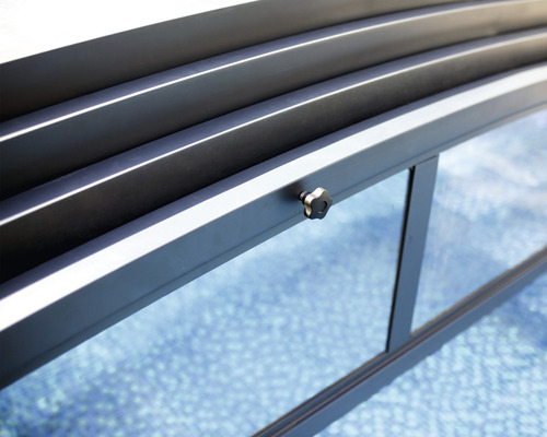 Detailansicht einer Poolüberdachung mit Schraube