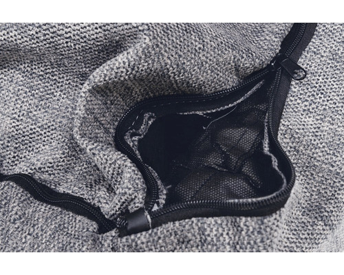 Detailaufnahme eines grauen Stoffbeutels mit Reißverschluss