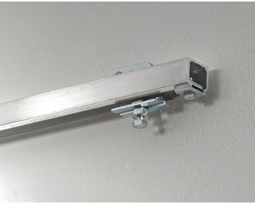 Aluminiumprofil mit Befestigung an einer Wand