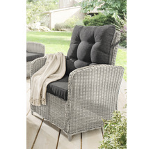 Grauer Rattansessel mit grauen Kissen und Decke im Garten