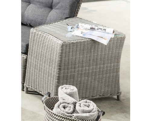 Gartentisch aus Rattan mit Glasplatte, Handtücher und Korb