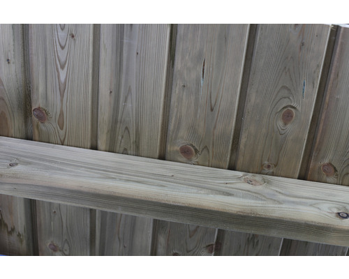 Detailansicht einer Holzfassade mit Träger