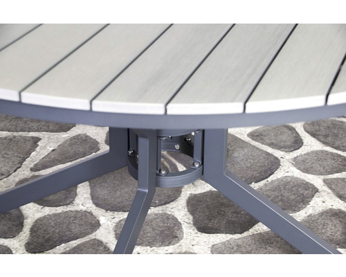 Detailansicht eines Gartentisches mit runder Tischplatte und Metallgestell