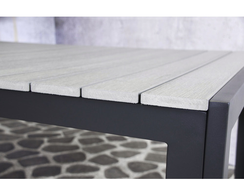 Detailansicht eines Gartentisches mit Latten aus Kunststoff und Metallgestell