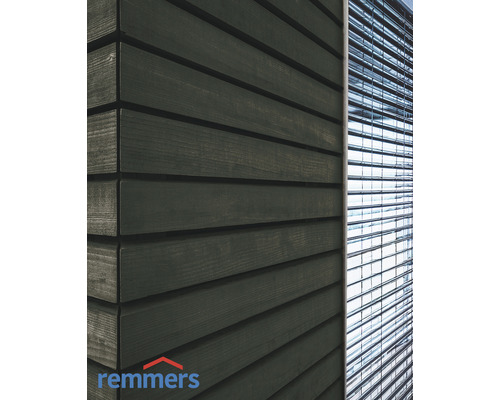 Holzfassade mit Fensterjalousie