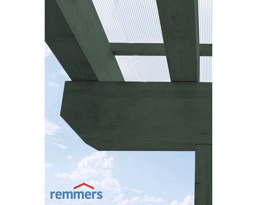 Detailansicht eines Holzcarports mit transparentem Dach und Remmers Logo