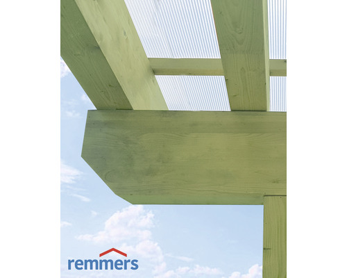 Detailansicht eines Holzcarports mit Wellplatten und Remmers Logo