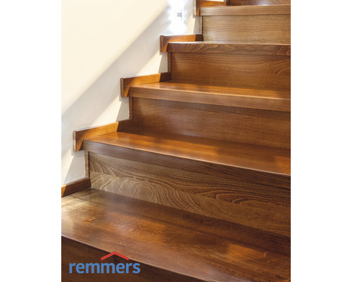 Holztreppe mit Remmers Logo