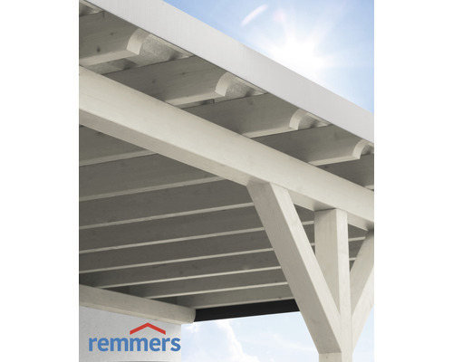 Detailansicht einer weißen Holzpergola mit Remmers Logo