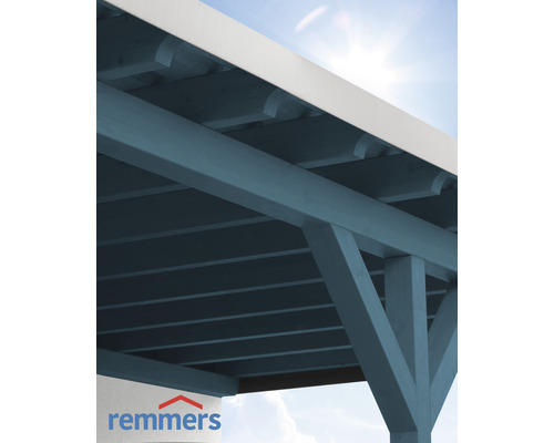 Detailansicht einer Holzkonstruktion mit Holzbalken und Remmers Logo