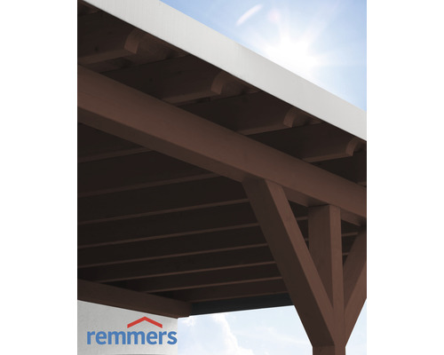 Detailansicht einer braunen Holzpergola mit weißem Dach