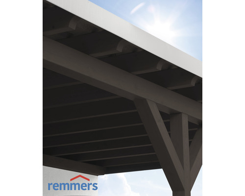 Detailansicht einer Holzpergola mit Remmers Logo