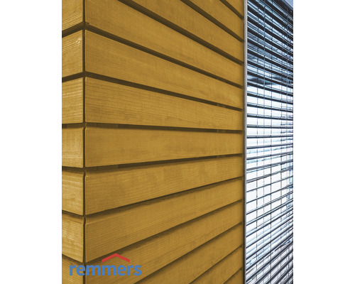 Holzfassade und Jalousie