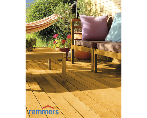 Terrasse mit Holzmöbeln, Hängematte und Remmers Logo.