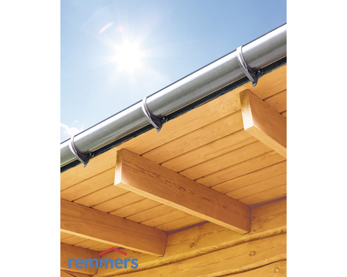 Dachrinneninstallation an einem Holzhaus mit blauen Himmel