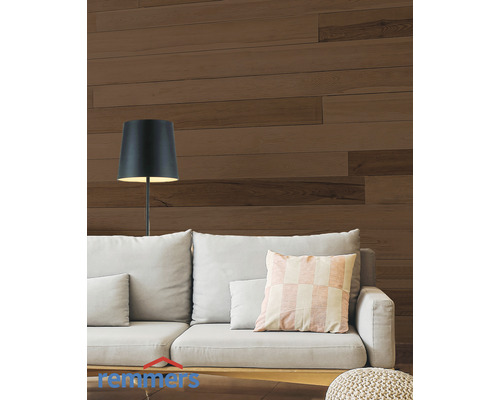 Wohnzimmer mit Sofa, Stehlampe und Holzverkleidung