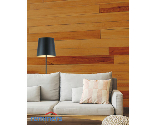 Heller Wohnraum mit Holzpaneelen an der Wand, Sofa und Stehlampe.