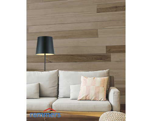 Wohnzimmer mit Sofa, Stehlampe und Wandpaneelen