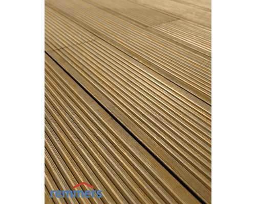 Nahaufnahme von geriffelten Terrassendielen aus Holz
