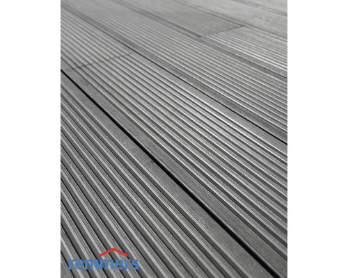 Terrassendielen aus Holz mit gerillter Oberfläche