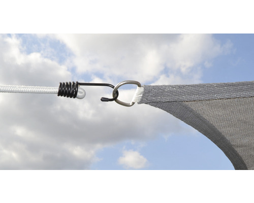 Detailaufnahme eines Sonnensegels mit Seilzug, Karabiner und Befestigungsring