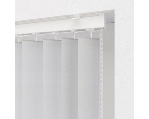 Weiße Lamellenvorhänge mit Bedienkette am Fenster