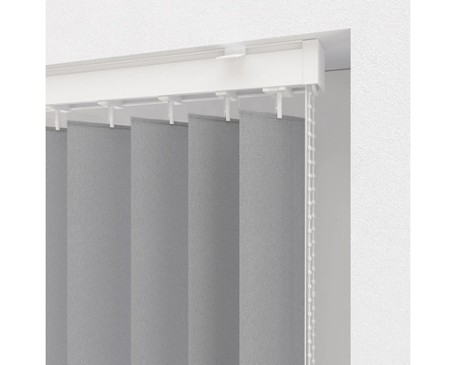 Graue Lamellenstores mit Kettenzug zur Fensterdekoration.