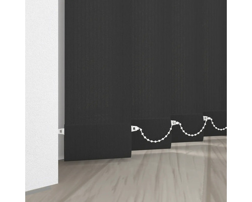 Schwarze Lamellen store im Raum.