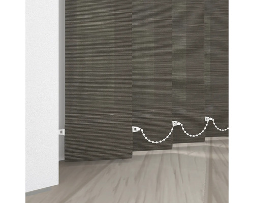 Vertikaljalousie vor einem Fenster