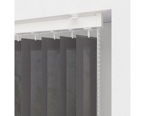 Graue Vertikaljalousie mit Bedienkette an einem Fenster