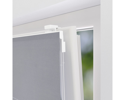 Detailansicht eines Rollos am Fenster mit Träger