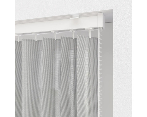 Vertikaljalousie mit Bedienkette am Fenster