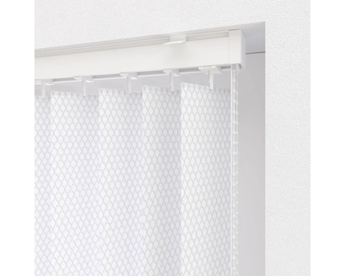 Vertikaljalousie mit Beschwerungskette am Fenster