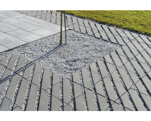 Gartenweg mit Betonplatten und Zierschotter