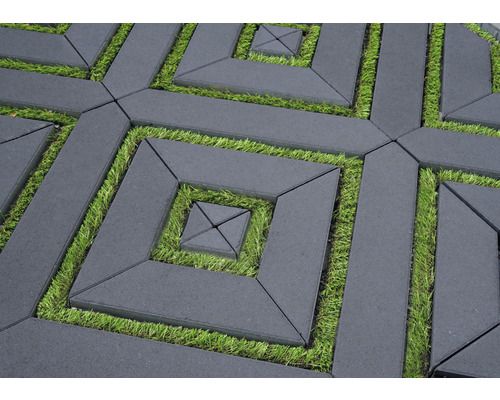 Verlegtes Pflastersteinmuster mit Grasflächen