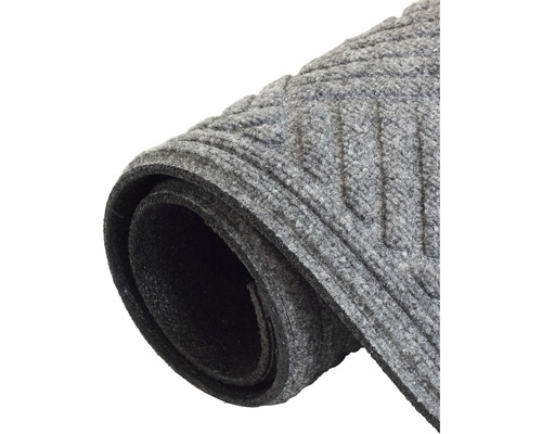 Graue Fußmatte mit Rillenmuster, aufgerollt.