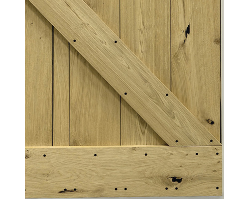 Detailansicht einer Holztür mit diagonalem Verstrebungsbrett