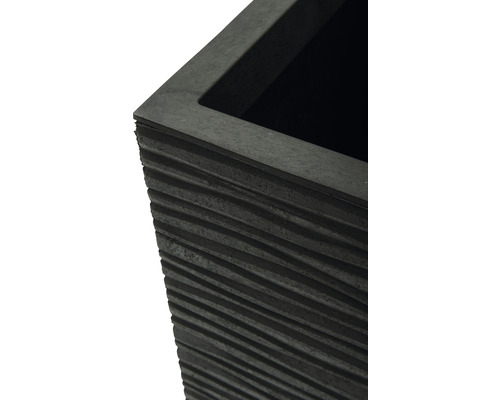 Detailaufnahme eines schwarzen Pflanzgefäßes mit geriffeltem Design.