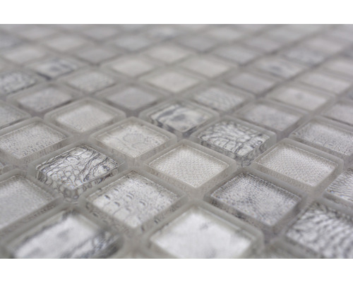 Nahaufnahme von quadratischen Mosaikfliesen