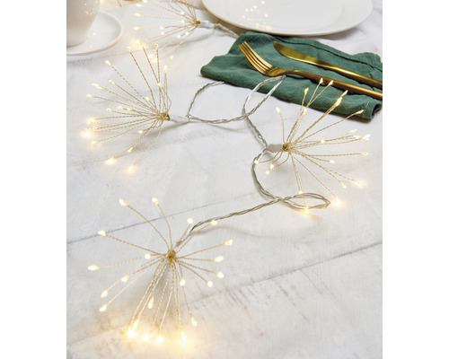 Dekorative Lichterkette mit Sternenmuster auf einem Tisch